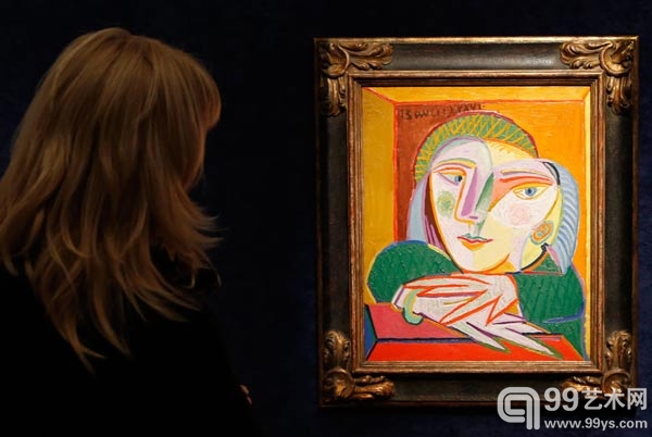 在展览现场，一位参观者正在观赏毕加索以玛丽·泰蕾兹为主题创作的《窗边的女人》