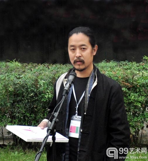 行为艺术家周斌