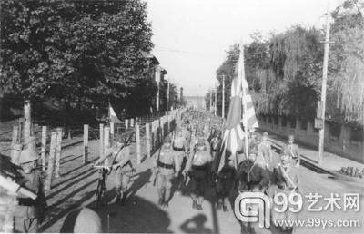 日军在法租界外耀武扬威.jpg