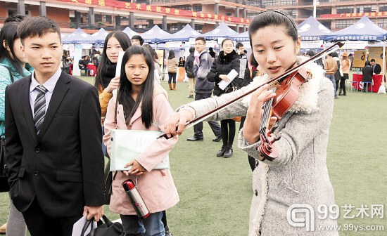 来自华师的女生孙睿璇现场拉奏小提琴名曲，展示才艺.jpg