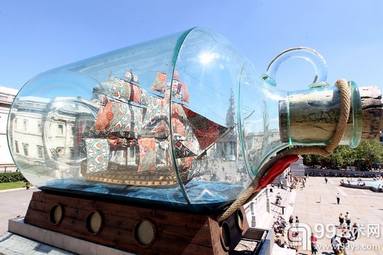 殷卡·绍尼巴尔（Yinka Shonibare)作品，《瓶中的纳尔逊战舰》