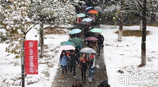 昨日大雪纷飞，考生在中国美术学院象山校区门口排起了“彩色长龙”。早报记者 葛熔金 图