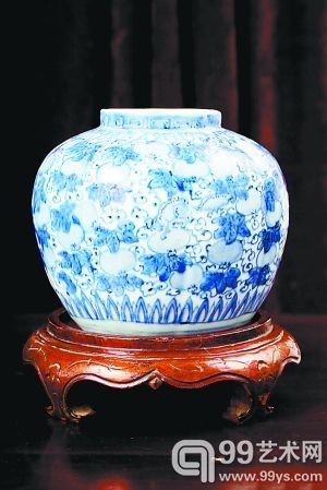 明万历瓜棱“松鼠瓜蒌”青花罐 