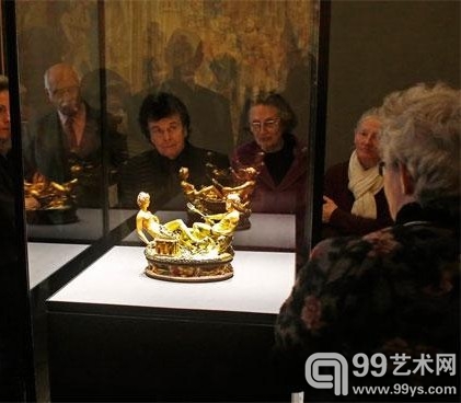 人们正在重新开放的维也纳艺术史博物馆（Kunsthistorisches Museum）皇家珍宝室参观