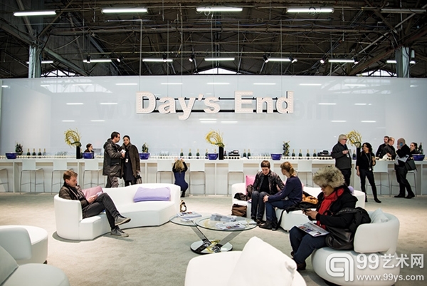 吧台上呈现的是彼得·利弗西奇（Peter Liversidge）的2013年作品《一天的结束》（Day's End）