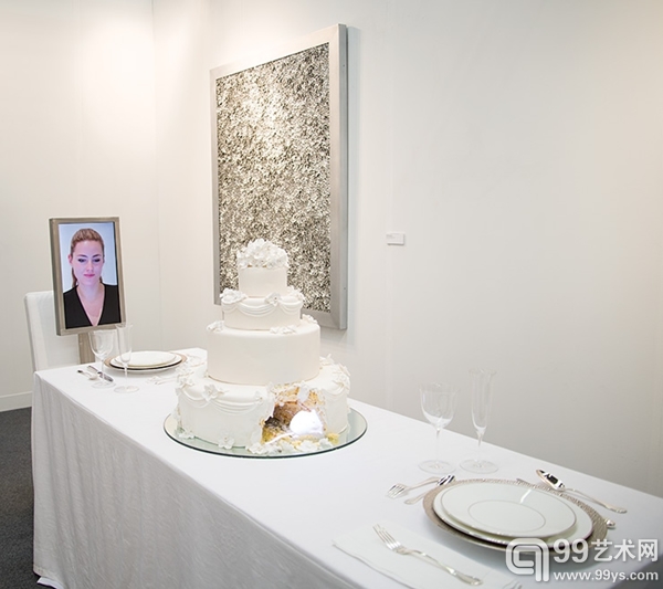 点击图片查看下一页 莱拉海勒画廊(Leila Heller Gallery)展位上展出的艺术家瑞秋·里·霍夫纳尼安(Rachel Lee Hovnanian)的2013年作品《二人晚餐:婚庆蛋糕》(Dinner for Two: Wedding Cake)