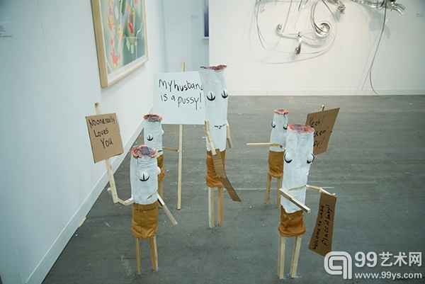 在弗雷德里克·斯内茨尔画廊（Fredric Snitzer Gallery）展位，艺术家乔恩·皮力普库克（Jon Pylypchuk）2012年的五件作品《Yeah Suck em Hippy》、《没有人真的爱你》（No One Really Loves You）、《我丈夫是个孬种》（My Husband is a Pussy）、《心碎和孤独》（Broken and Lonely）和《Welcome to Lake Flaccid Baby》。
