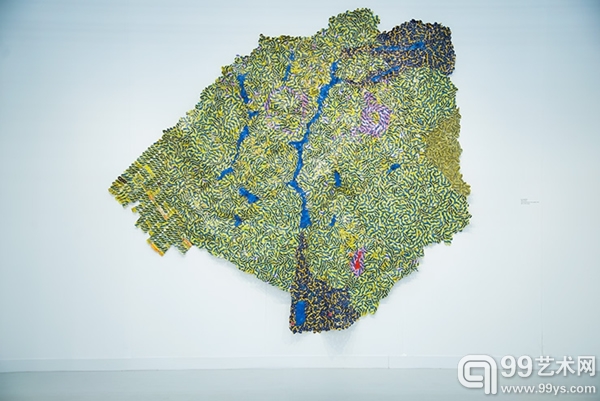 点击图片查看下一页 杰克·肖恩曼画廊(Jack Shainman Gallery)展位,厄尔·阿纳茨优(El Anatsui)的2012年作品《湿》(Wet)