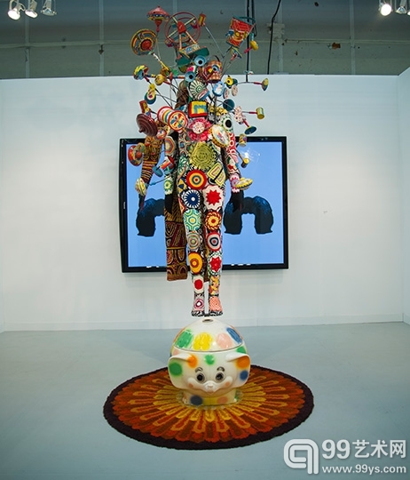 点击图片查看下一页 杰克·肖恩曼画廊(Jack Shainman Gallery)展位,尼克·卡乌(Nick Cave)的2013年作品《无题》(Untitled)