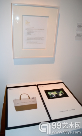 在各种小火苗画廊（Various Small Fires）展位，利兹·玛吉克·拉瑟尔的军械库相关的作品
