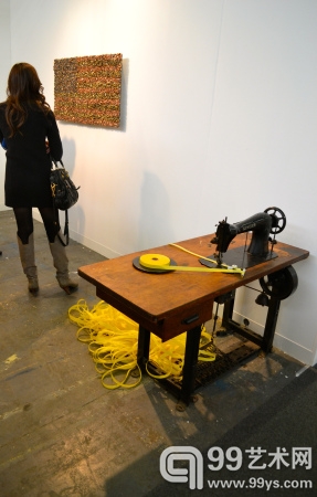 在道奇画廊（DODGEgallery）展位，丹·科尔（Dan Cole）的一件装置作品