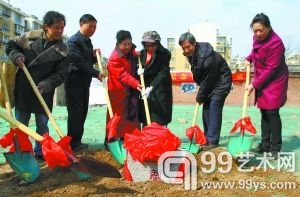 图为徐悲鸿夫人廖静文女士(右三)与徐先生弟子共同挥锹铲土，为原址新建的徐悲鸿纪念馆新馆奠基。 　　本报记者 孙戉摄