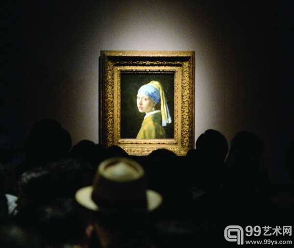 荷兰画家弗米尔（Vermeer）约1665年的画作《戴珍珠耳坠的女孩儿》（Girl with a Pearl Earring）在东京都美术馆展出时的现场