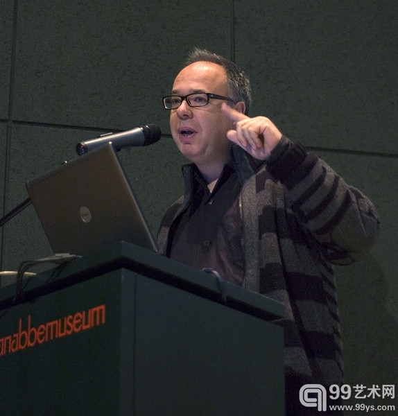 荷兰艾恩德霍文市的凡阿贝博物馆（Van Abbemuseum）总监查尔斯·埃舍（Charles Esche）