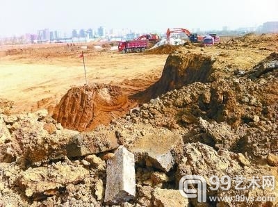 工地现场被挖土机翻出的六朝墓砖 