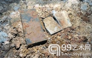 3月26日晚，工地仍在施工，现场可见残破的青砖