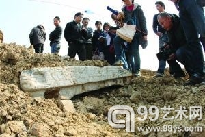 27日，考古专家在现现场发现王侯级墓的石门楣