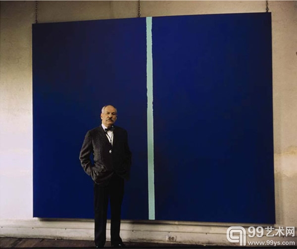 1961年，巴内特·纽曼（Barnett Newman）与《Onement VI》在其工作室中合影