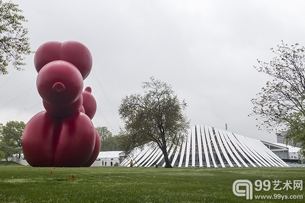 在2013年Frieze纽约艺博会上展出的保罗·麦卡锡的超大亮红色“气球狗”作品