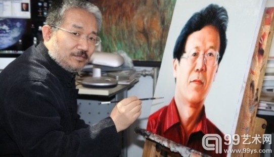 冯耀午(左)在为画虎名家朱伯芳画肖像油画