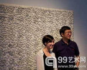 策展人顾振清和参展艺术家吴梦诗在她的装置作品前