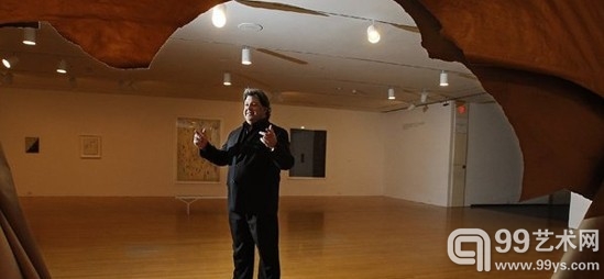 Paul Schimmel在展览“Destroy the Picture: Painting the Void，1949-1962”中