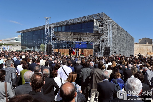 2013年6月4日，在欧洲与地中海文明博物馆（MuCEM）揭幕仪式上，马赛市市长正在听法国总统弗朗索瓦·奥朗德发表讲话