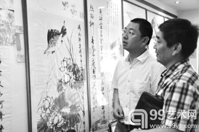 美术馆常有人来欣赏书画作品