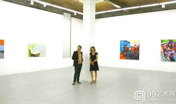 艺术家Lucia（右）和Anton展览现场合影