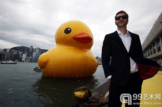 霍夫曼在香港海运大厦附近与他的大黄鸭合影