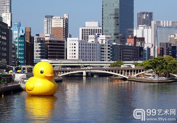 当地时间2009年9月18日，巨型橡皮鸭亮相日本大阪。