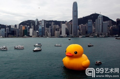 当地时间2013年5月2日，巨型的黄色橡皮鸭在香港维多利亚港亮相。
