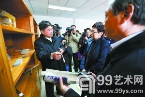 11月9日，在故宫北院区修缮技艺工作室，故宫博物院院长单霁翔结合实物向台北故宫博物院院长冯明珠（右）介绍故宫古建修缮的情况。