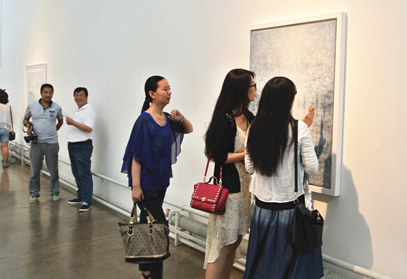 展览现场 观众正在艺术交流
