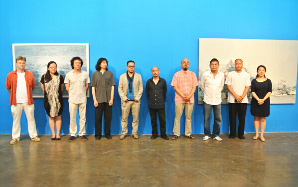 展览开幕式现场（右三：索卡艺术中心负责人萧富元、左五：夏可君）