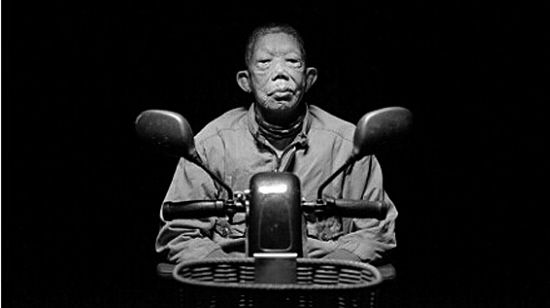 　陈界仁，《残响世界》。