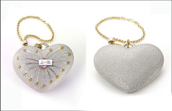 售价：2319万元人民币。2010年11月23日，美国Mouawad公司的这款“1001 Nights Diamond Purse”（1001夜钻石包）正式获得吉尼斯世界记录的认证，成为了世界上最昂贵的包包，有图为证。虽然价格实在是太离谱，但贵自然也有贵的道理。整款包包由18K黄金手工制作，由10名技艺高超的匠人耗时8800小时完成。