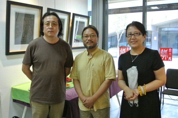 “香水”嘎玛·多吉次仁（吾要）版画展现场（右起：悠然空间负责人崔彩霞、艺术家吾要、艺术家的朋友）
