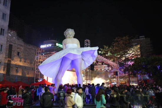 号称中国最高的玛丽莲·梦露大型逼真雕塑