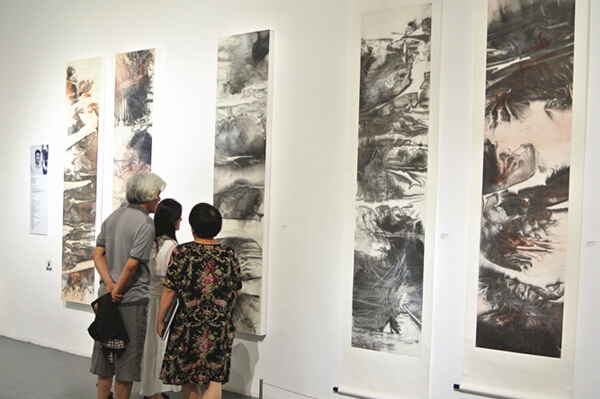 艺术爱好者正在展览现场欣赏作品