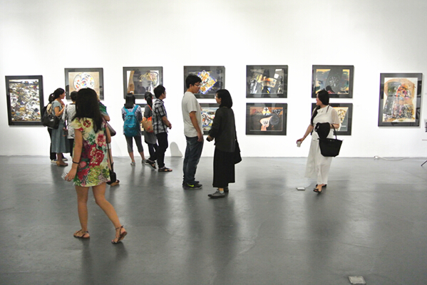 展览现场 艺术爱好者正在欣赏展览