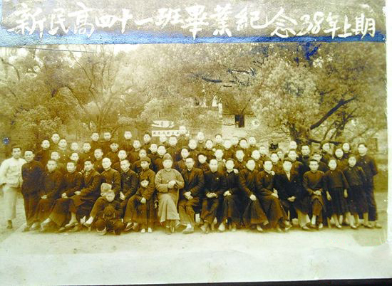 　1938年，钟校长与高中毕业班的同学合影。中间为钟逢雨。