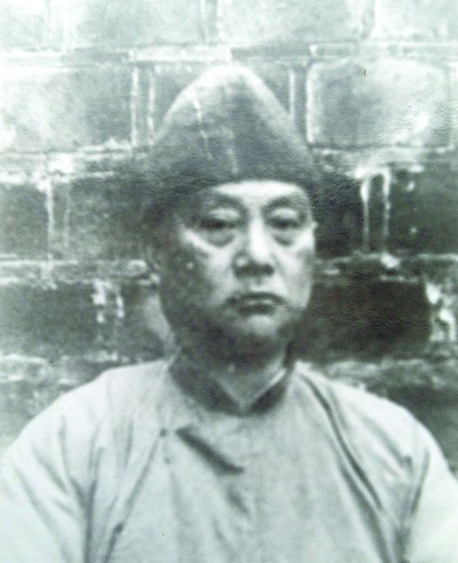 新民学校校长钟逢雨。