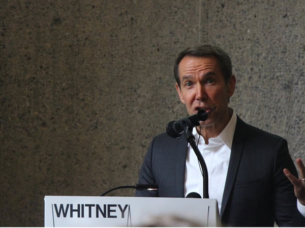 艺术家Jeff Koons在新闻发布会上讲话