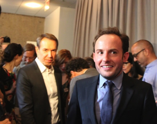 左为艺术家Jeff Koons；右为策展人Scott Rothkopf