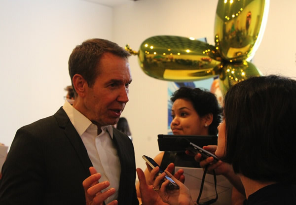 艺术家Jeff Koons，于博物馆四层接受记者采访