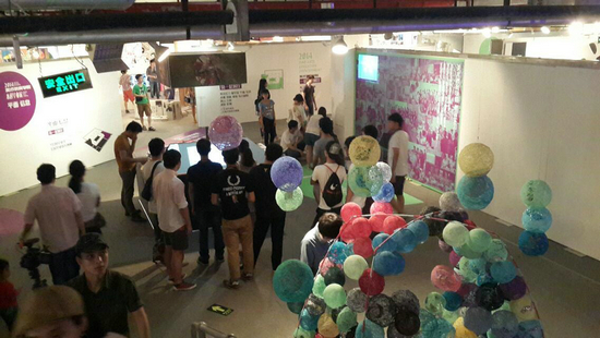 毕业展内现场观众正在围观动漫视频