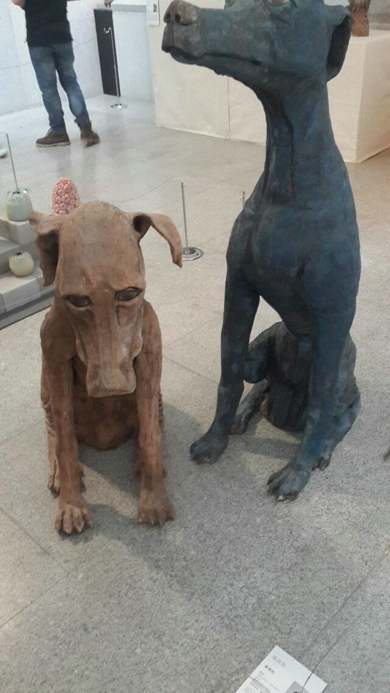 陶瓷作品流浪狗情绪刻画细腻