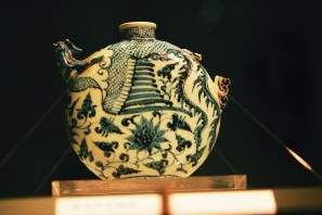 新疆出土的青花凤首扁壶
