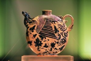 新疆出土的青花凤首扁壶和首都博物馆的青花凤首扁壶(图)上的凤尾图案不同。